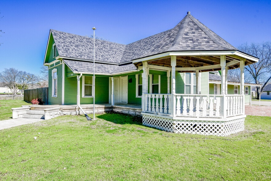 More Photos Of 512 N Travis St, Granbury Hospitality For Sale