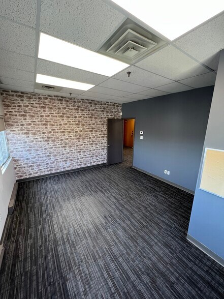 More Photos Of 643-675 Boul Curé-Labelle, Laval Storefront Retail Office For Lease