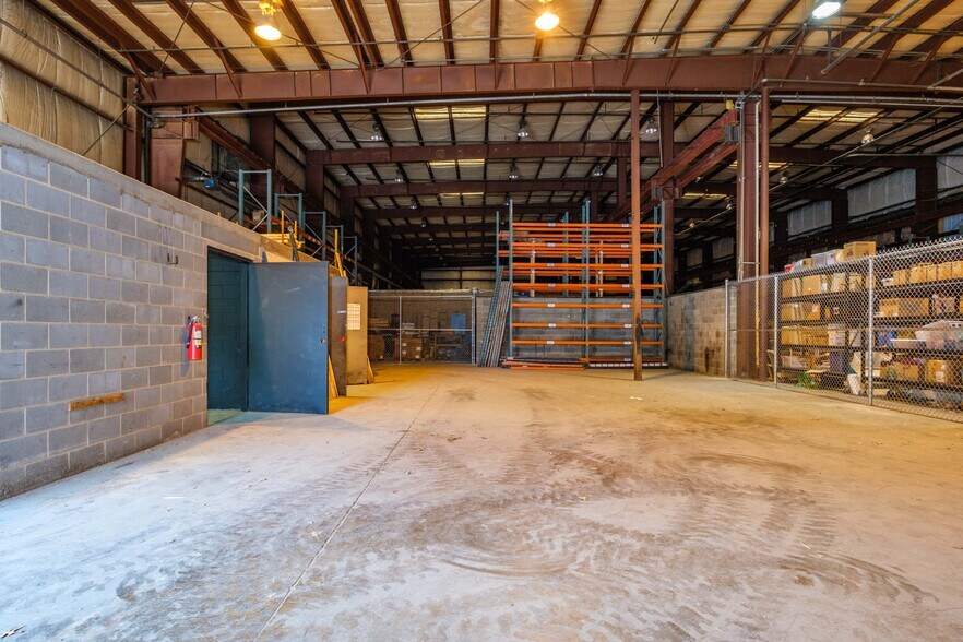 More Photos Of 1680 Country Club Rd, Harrisonburg Flex For Lease