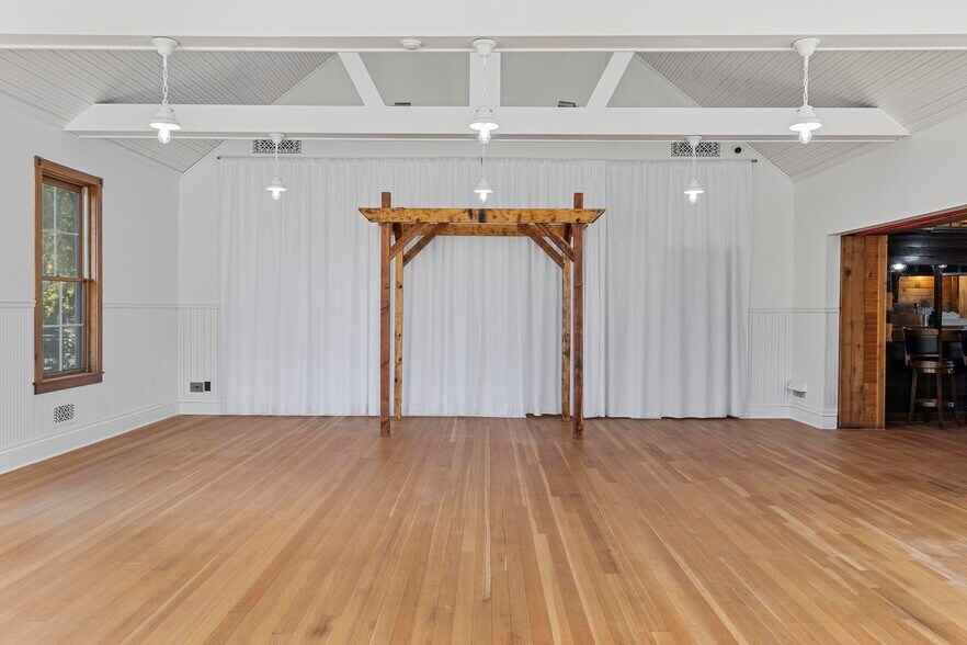 More Photos Of 109 E B St, Cedar Creek Freestanding For Sale