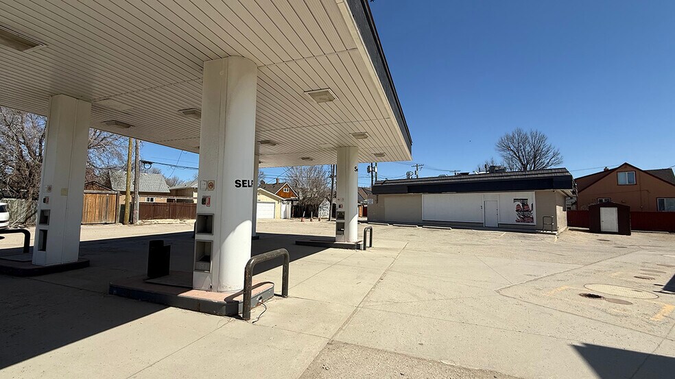 Primary Photo Of 665 Mcphillips St, Winnipeg Convenience Store For Lease