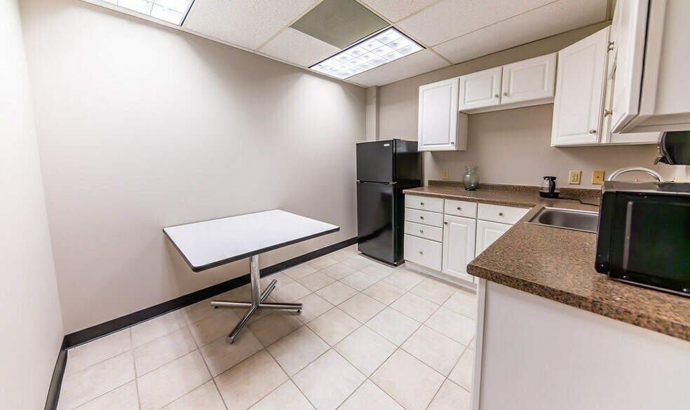More Photos Of 13975 Manchester Rd, Manchester Medical For Lease