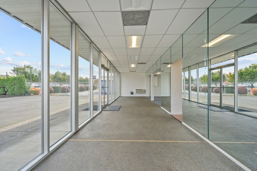 More Photos Of 999 N 1st St, Silverton Freestanding For Lease