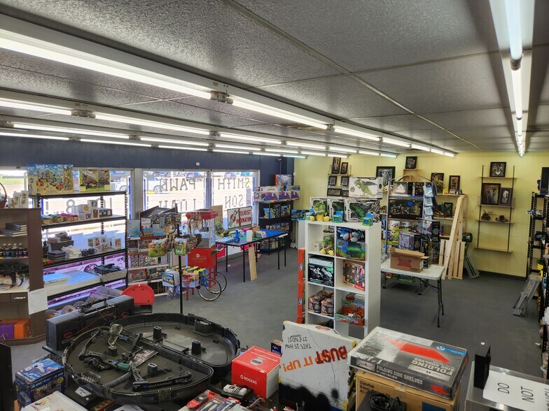 More Photos Of 208 Railway Ave E, Drumheller Convenience Store For Sale