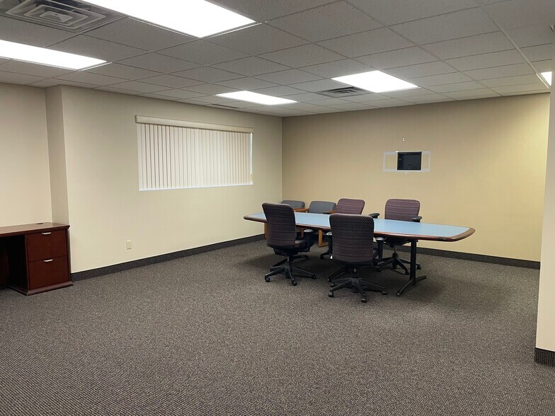 More Photos Of 231 Main St, Elk River Office For Lease