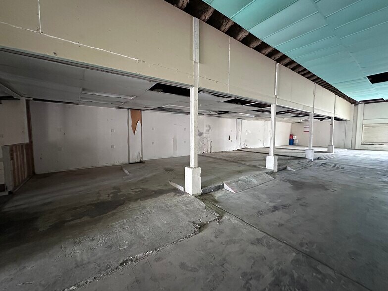 More Photos Of 1631 S Hillside St, Wichita General Retail For Sale
