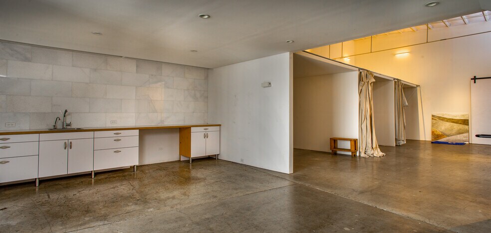 More Photos Of 3641-3645 10th Ave, Los Angeles Showroom For Lease