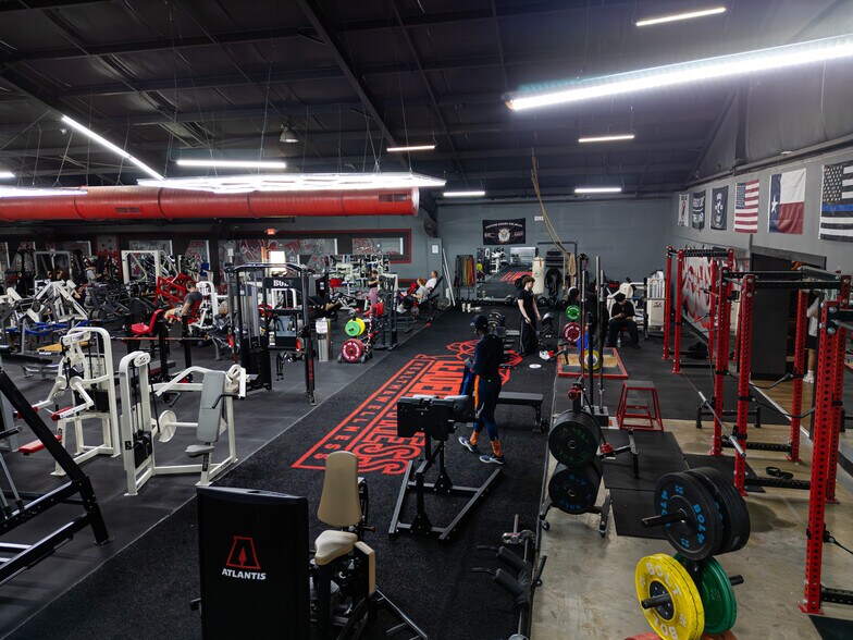 More Photos Of 321 S Persimmon St, Tomball Manufacturing For Lease