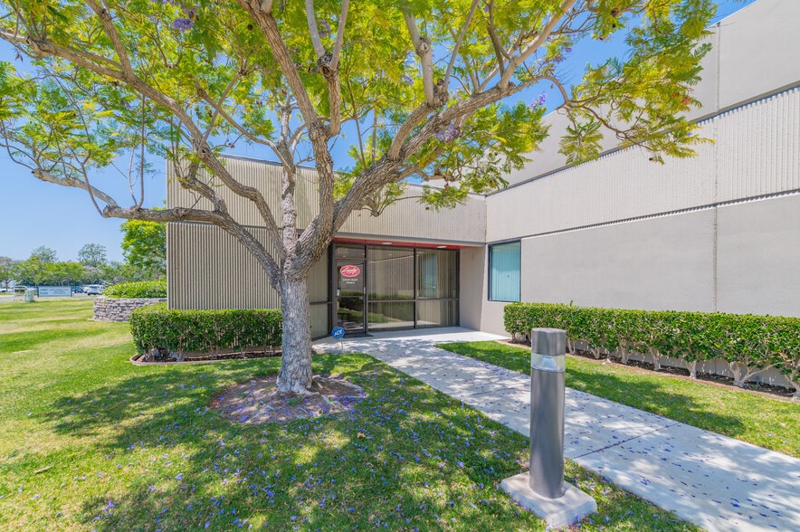 More Photos Of 380-384 Clinton St, Costa Mesa Manufacturing For Lease