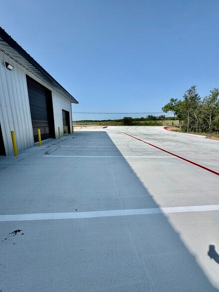 More Photos Of 1247 Watson E Ln, New Braunfels Warehouse For Lease