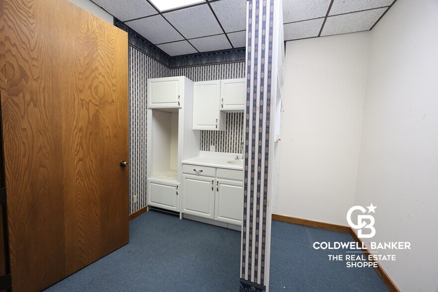 More Photos Of 911 N Main St, Garden City Office For Sale
