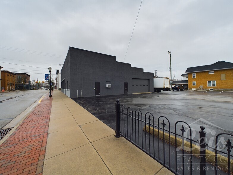 More Photos Of 39 S Center St, Versailles General Retail For Lease