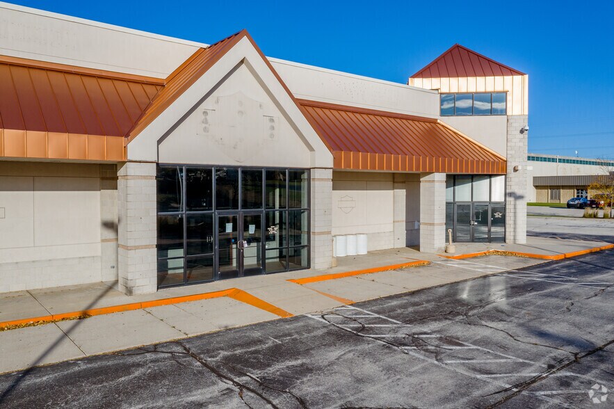 More Photos Of 1925 S Moorland Rd, New Berlin Showroom For Sale