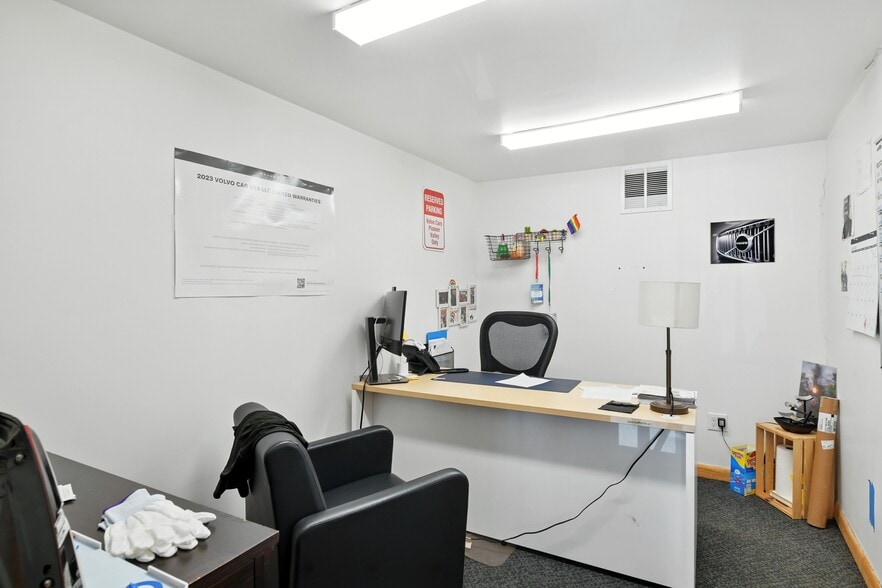 More Photos Of 48 Damon Rd, Northampton Auto Dealership For Lease