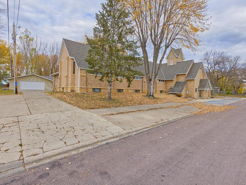 More Photos Of 410 1st St N, Winsted Office For Sale