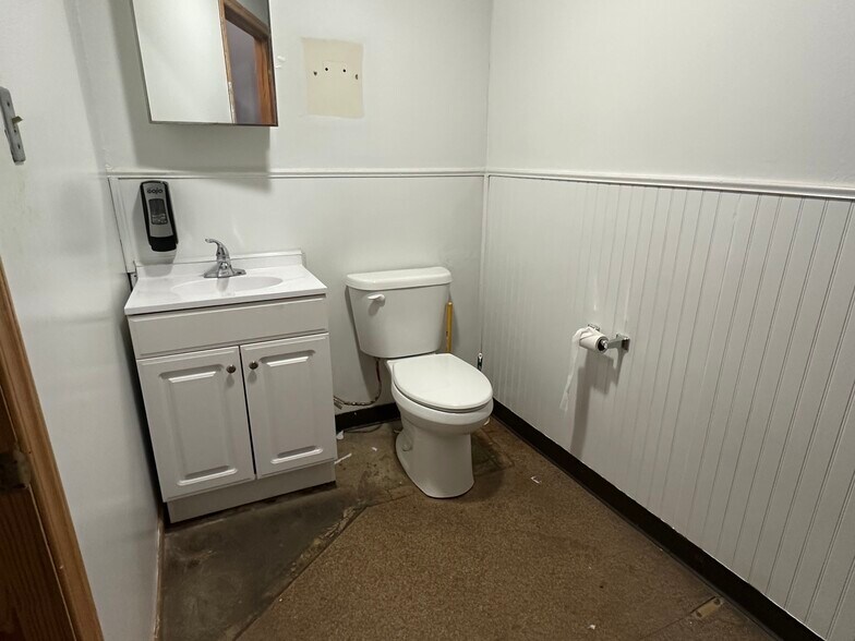 More Photos Of 105 S Forest Ave, Brazil Freestanding For Sale