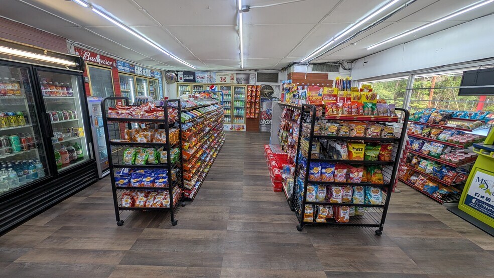 More Photos Of 5609 N Hills St, Meridian Service Station For Sale