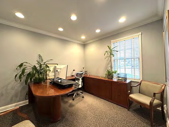 More Photos Of 214 Aberdeen Dr, Valparaiso Office For Sale