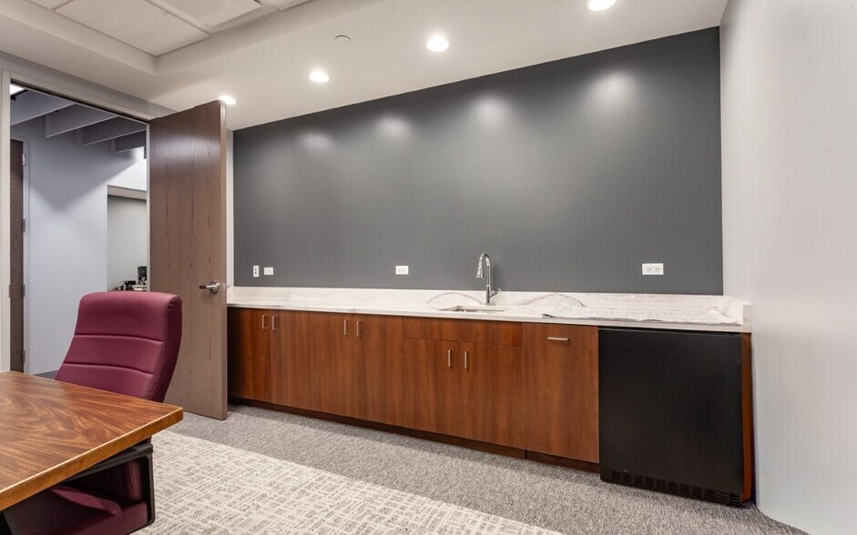 More Photos Of 1910 S Highland Ave, Lombard Medical For Lease