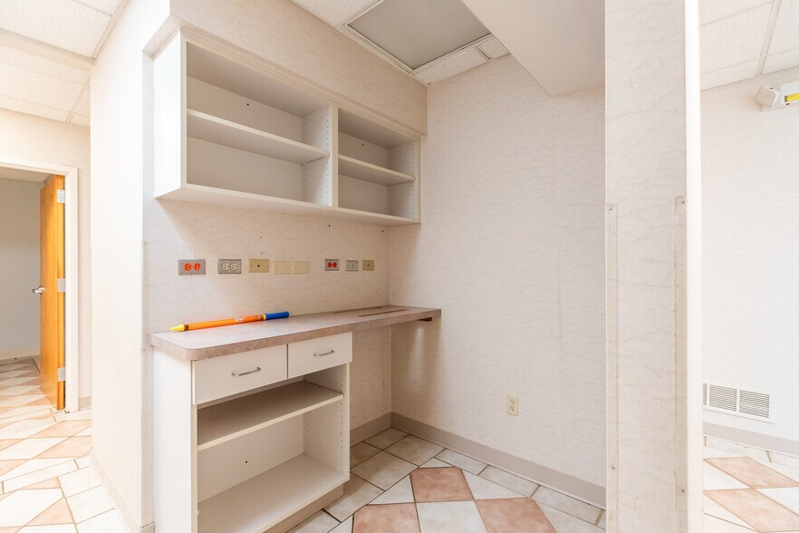 More Photos Of 640 S Walker St, Bloomington Medical For Sale