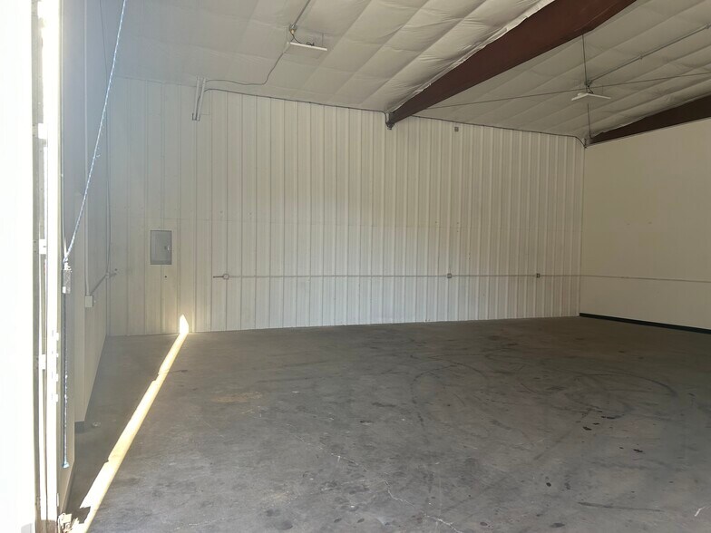 More Photos Of 21 Skinner St, East Hampton Industrial For Lease