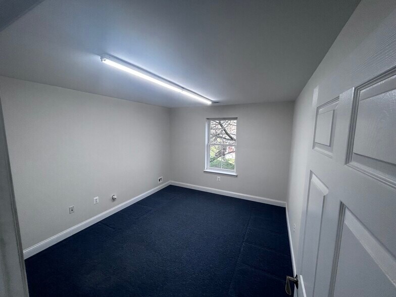 More Photos Of 6008 Fair Oaks Dr, Frederick Showroom For Lease
