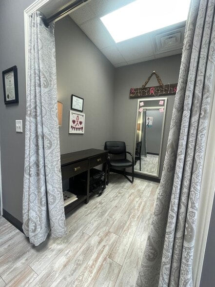 More Photos Of 2231 NW Broad St, Murfreesboro Showroom For Lease