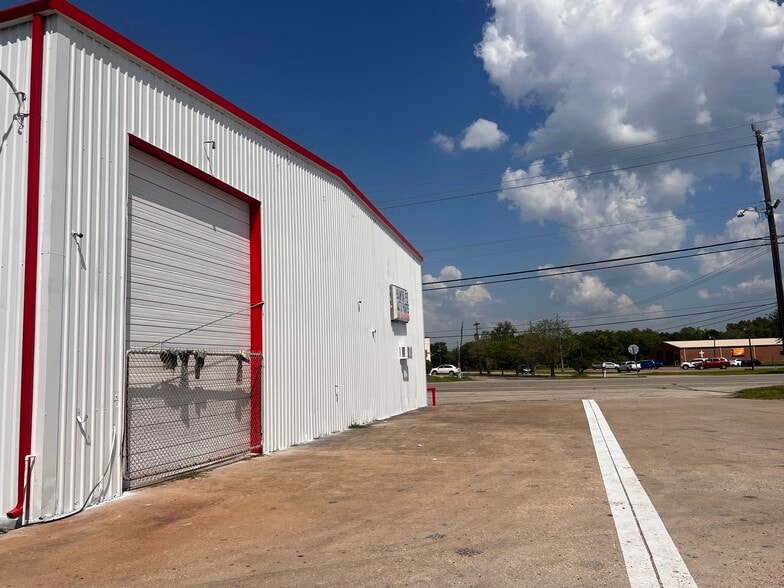 More Photos Of 13207 Highway 6, Santa Fe Auto Repair For Lease