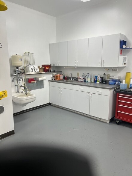 More Photos Of 6825 Weaver Rd, Rockford Funeral Home For Sale