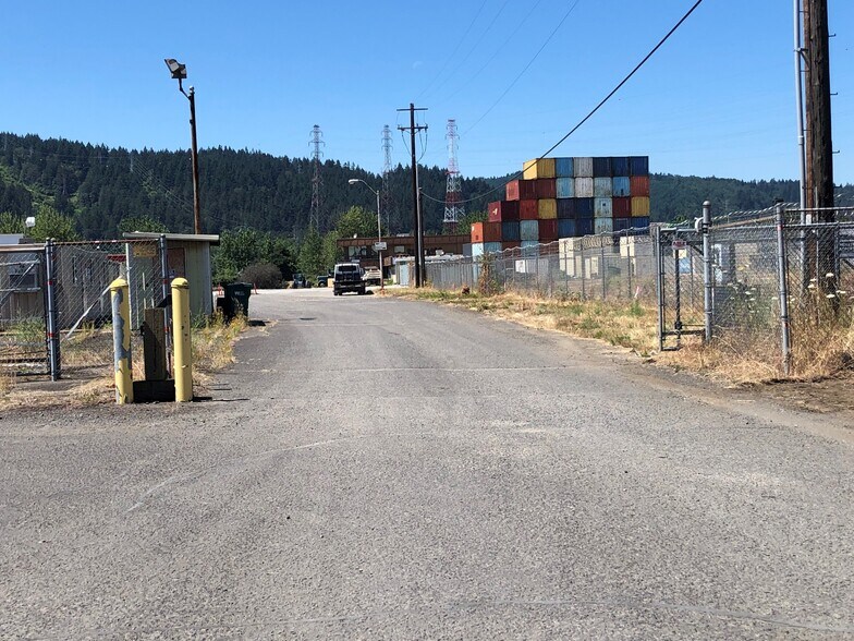 More Photos Of 10400 N Burgard Way, Portland Warehouse For Lease