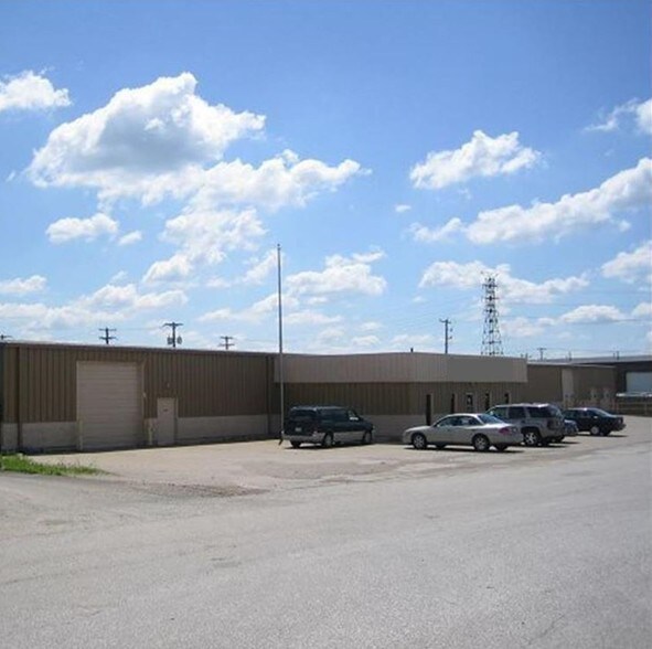 More Photos Of 437 Devils Glen Rd S, Bettendorf Manufacturing For Lease