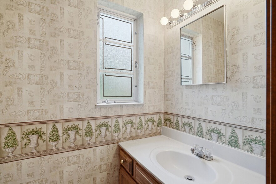 More Photos Of 118 Main st, Blackwater Office For Sale