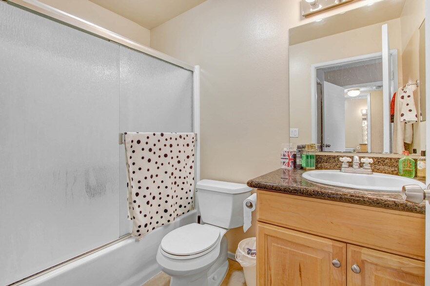 More Photos Of 2001-2005 Grismer Ave, Burbank Apartments For Sale
