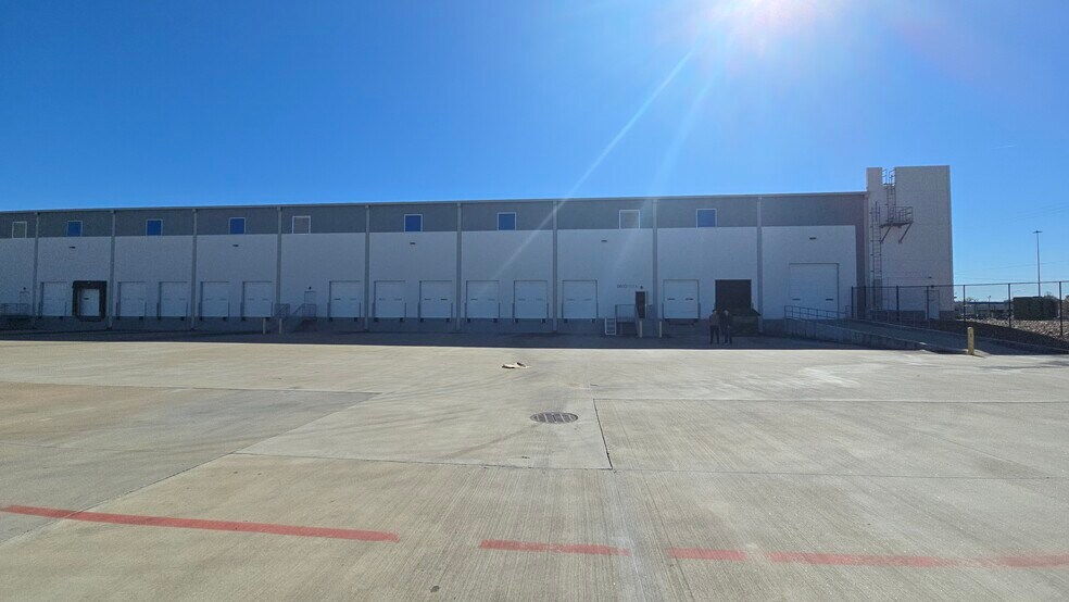 More Photos Of 5870 W Fuqua St, Houston Distribution For Lease