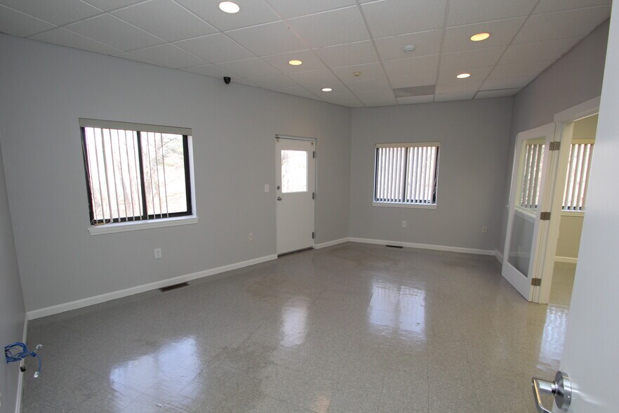 More Photos Of 87 Main St, North Reading Light Manufacturing For Sale