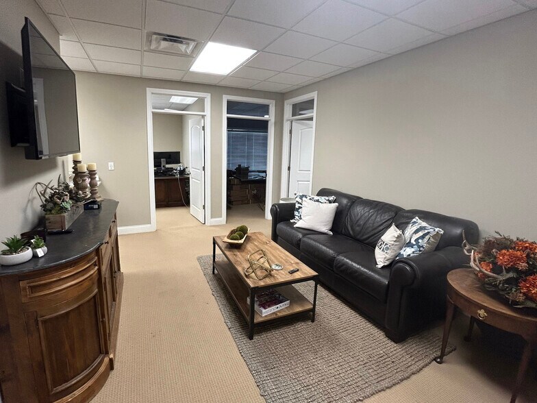 More Photos Of 5082-5086 Wooster Rd, Cincinnati Medical For Sale