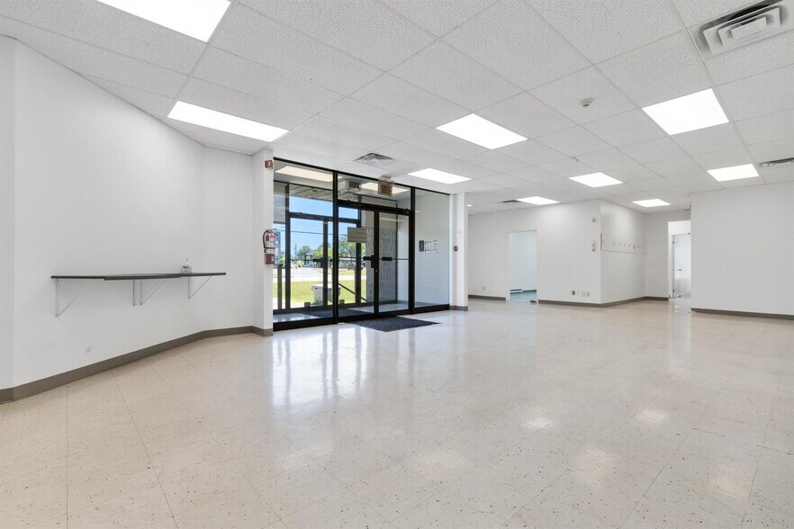 More Photos Of 1000 Rue Nationale, Terrebonne Manufacturing For Lease