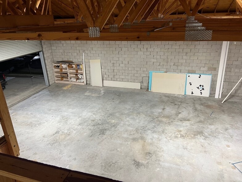 More Photos Of 3037 SW 3rd Ter, Okeechobee Showroom For Lease