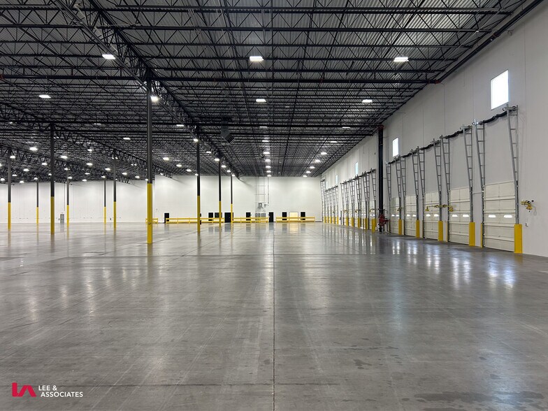 More Photos Of 2601 Skyview Dr, Lithia Springs Distribution For Lease