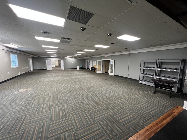 More Photos Of 1075 Ohio Pike, Cincinnati Office For Lease