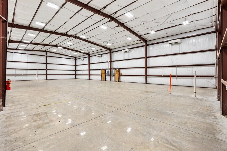 More Photos Of 1818 Greenleaf Ln, Leesburg Warehouse For Lease