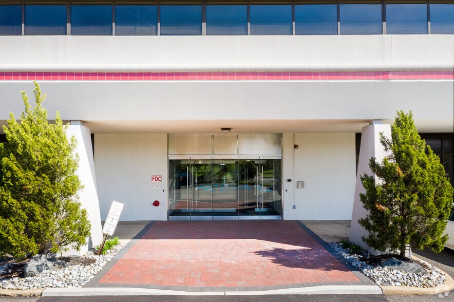 More Photos Of 100 Davidson Ave, Somerset Office For Lease