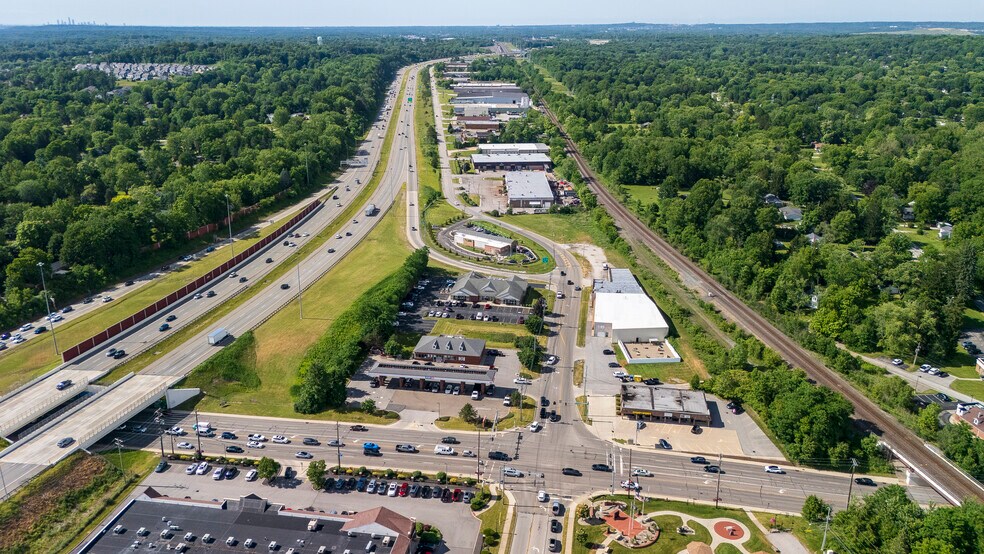 More Photos Of 8601 Freeway Dr, Macedonia Flex For Lease