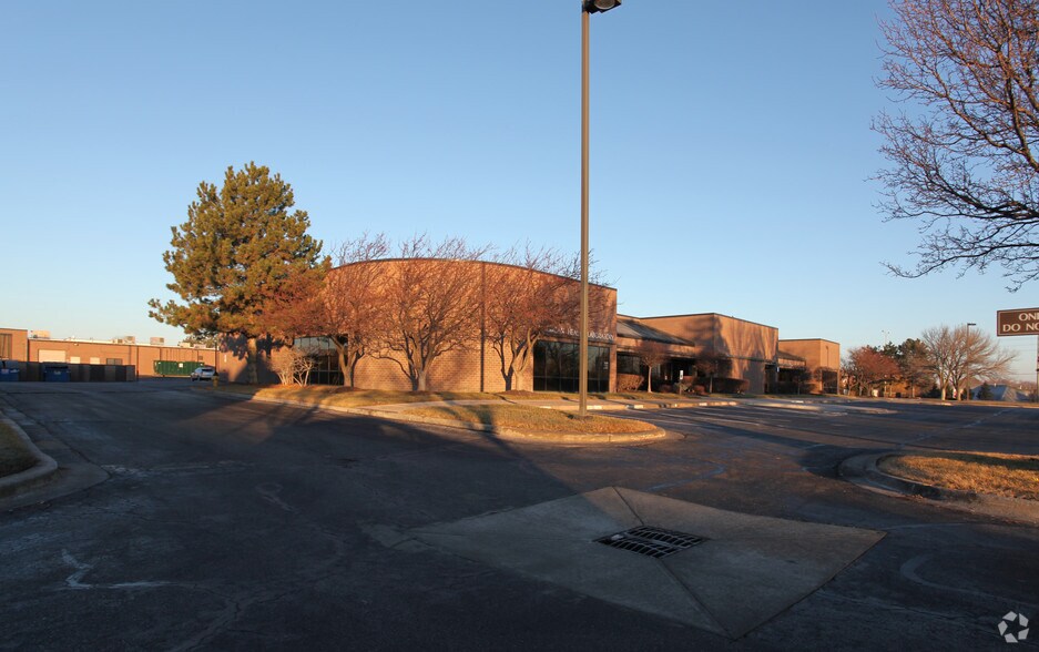 More Photos Of 15303-15335 W 95th St, Lenexa Light Distribution For Lease