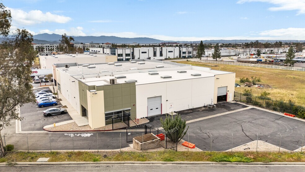 More Photos Of 14920 Hilton Dr, Fontana Warehouse For Lease