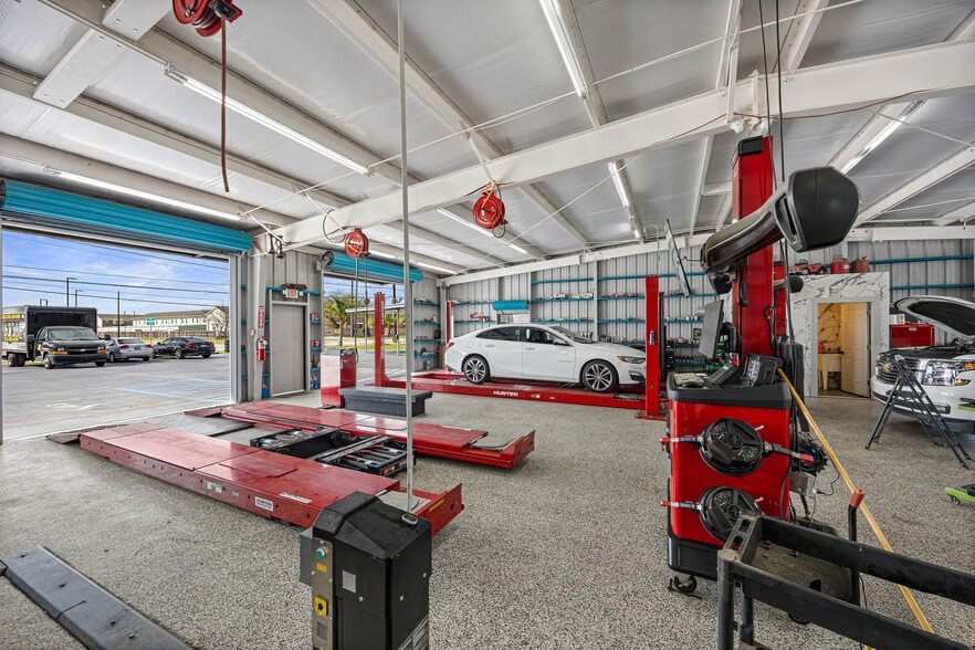 Primary Photo Of 2801 Shaver St, Pasadena Auto Repair For Sale