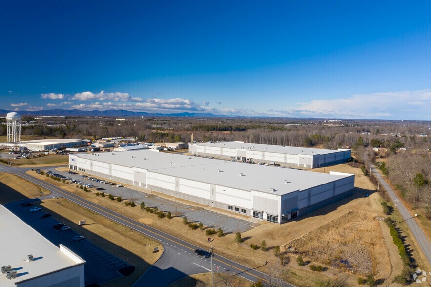 More Photos Of 231-233 Apple Valley Rd, Duncan Distribution For Lease