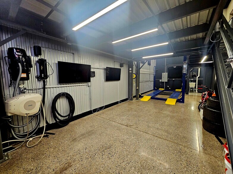 More Photos Of 48 Pit Ln, Pontiac Parking Garage For Sale