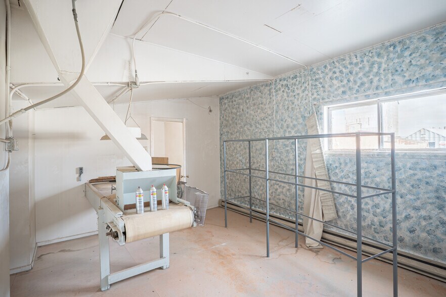 More Photos Of 319 Main St N, Kimberly Warehouse For Sale