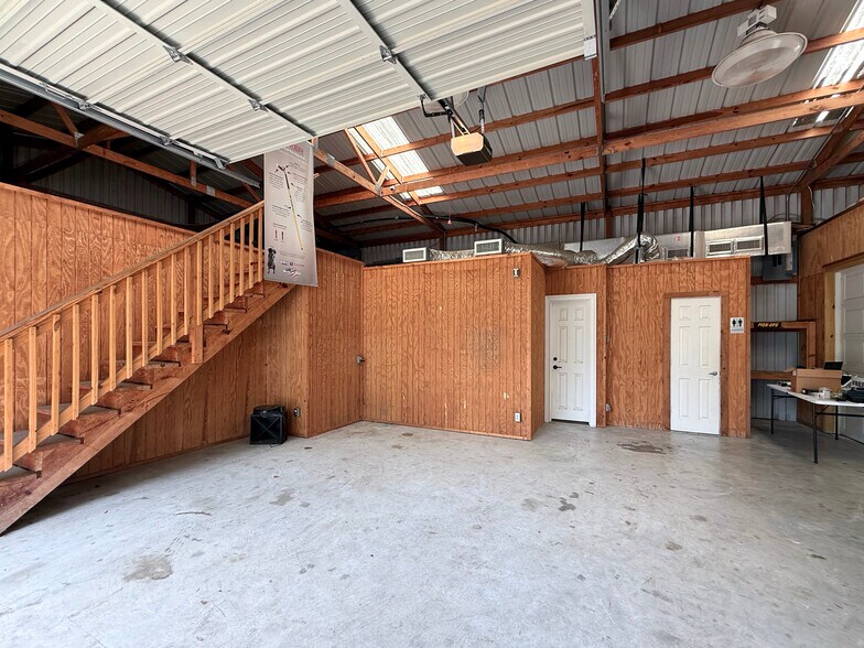More Photos Of 1115 Chateau Woods Parkway Dr, Conroe Light Manufacturing For Lease